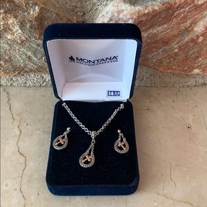 Cross centered horseshoe set